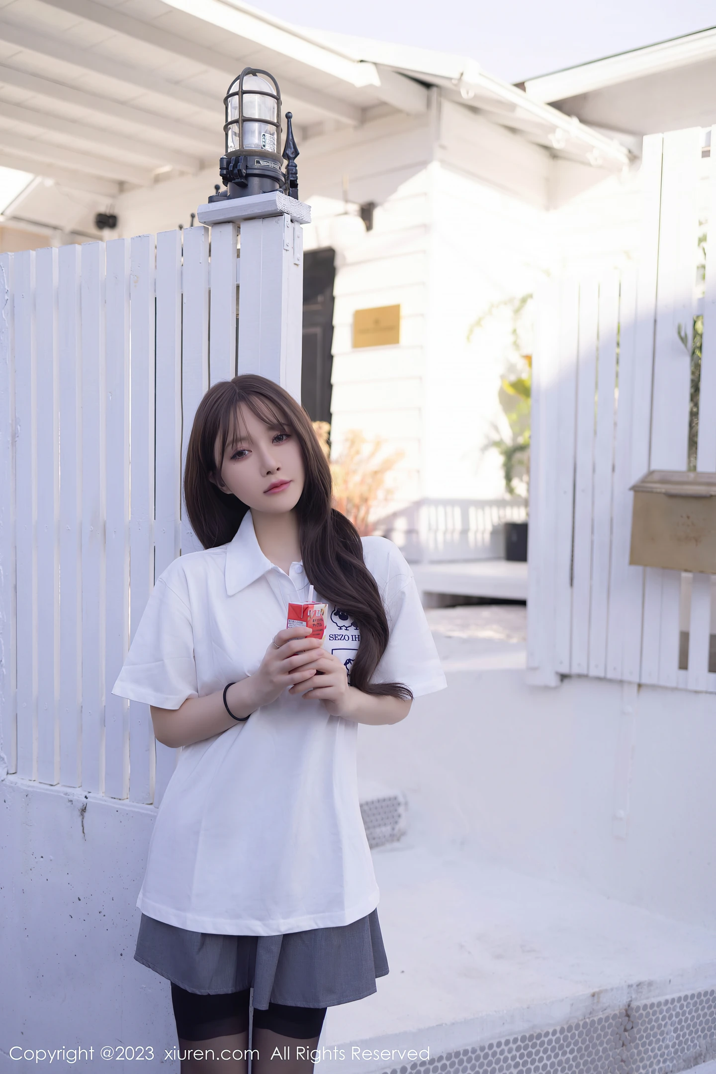 图片[4]-[XiuRen秀人网]VOL.7475 模特鱼子酱Fish性感白T配灰短裙露黑丝吊袜秀曼妙身姿诱惑写真85P-秀人网官方网站